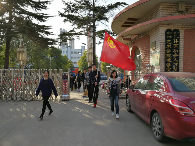 市八中志愿者协会开展“春风送暖”学雷锋志愿活动
