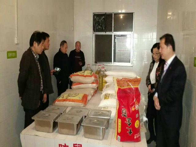 市教育局纪委书记王新潮到市八中食堂进行调研