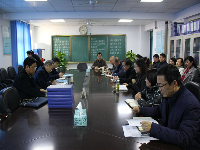 市教育局纪委书记王新潮莅临市八中检查春季开学工作