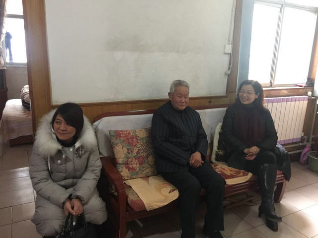 市八中领导班子看望慰问离退休老教师老党员和困难教工