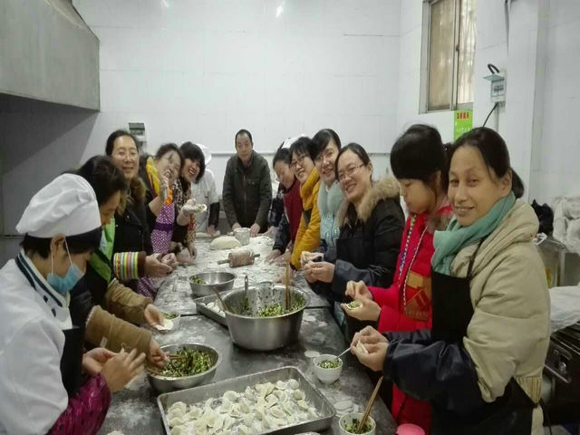 市八中包饺子迎冬至情满校园(2016)