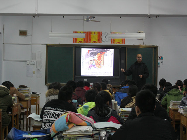 市八中召开“注意安全，欢度寒假”主题班会(2015)