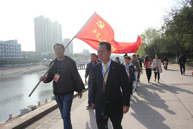 市八中党员志愿者赴湛河开展志愿者服务活动