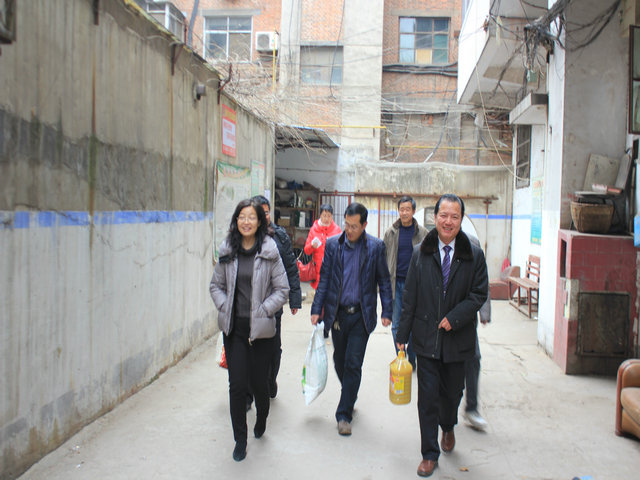 市八中春节前慰问离退休老党员、老教师和困难教工（2015）