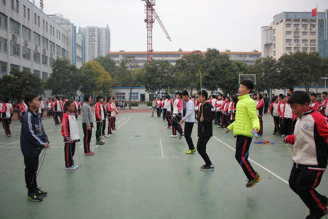 市八中举行七年级跳绳比赛