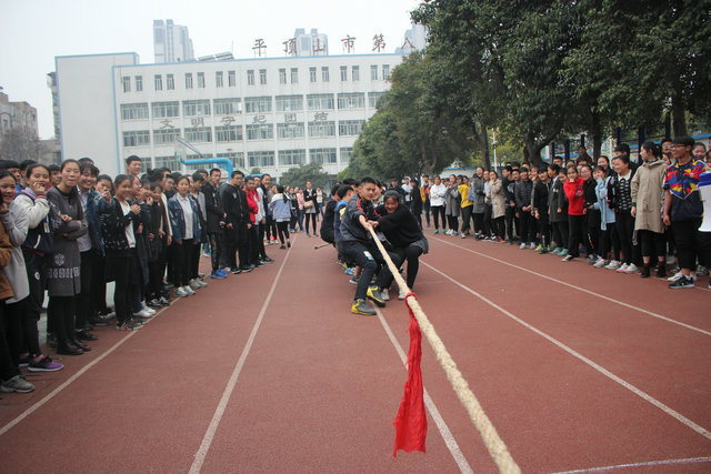市八中高一年级组织学生举行拔河比赛