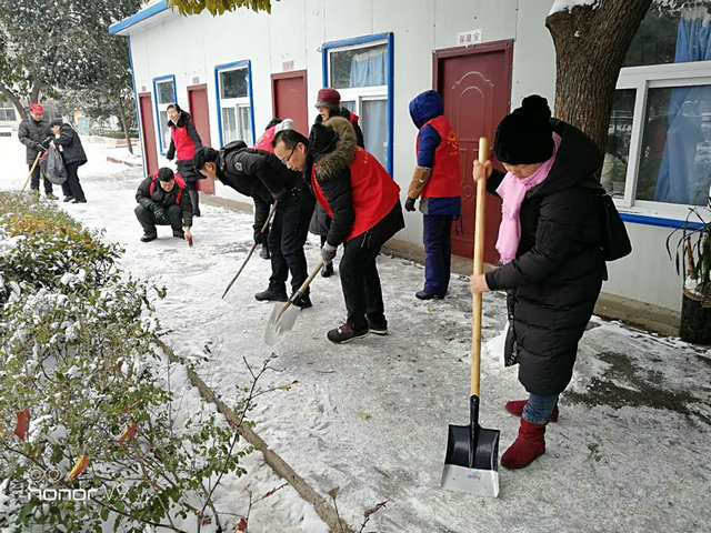 市八中组织志愿者开展扫雪铲雪活动