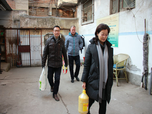 市八中领导看望慰问离退休老教师