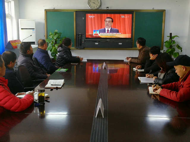 市八中组织广大师生认真收看十三届全国人大一次会议开幕会盛况