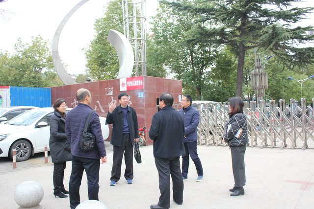 市教育局调研员王留国莅临市八中检查春季开学工作