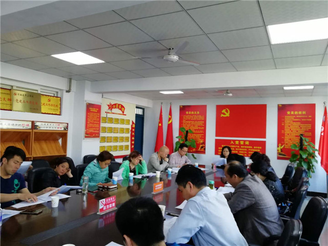 市八中召开校园文化建设方案商讨会
