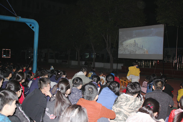 市八中组织全校师生集体观看电影《厉害了，我的国》