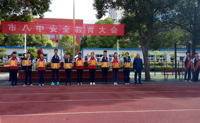 市八中公寓办颁发四月份文明宿舍奖