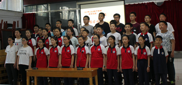 市八中音乐社团举行歌唱古诗词汇报演出活动