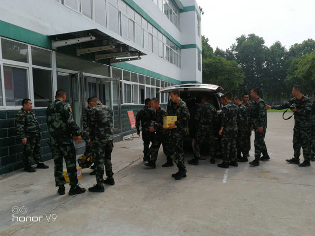 市八中“八一”建军节前夕走访慰问部队官兵