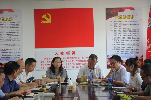 市八中举行新入职教师座谈会