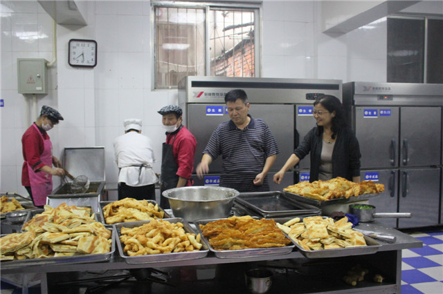市教育局副调研员翟瑞安到市八中进行秋季安全生产大检查