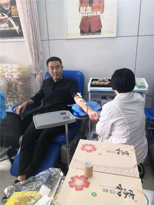 市八中开展“迎国庆 献爱心”党员教工无偿献血主题党日活动