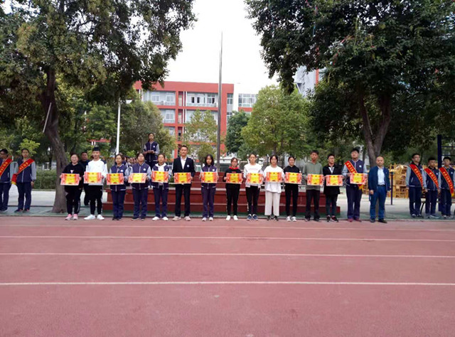 市八中公寓办颁发九月份文明宿舍奖