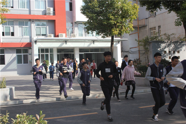 市八中开展消防应急逃生疏散演练