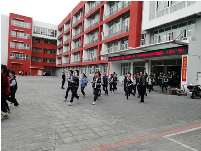 市八中举行“5.12”防震减灾应急疏散演练活动