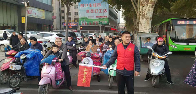 市八中积极开展“文明交通”志愿者活动