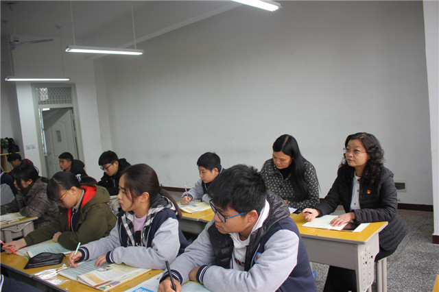 市教育局教研室到市八中视导高中部教学