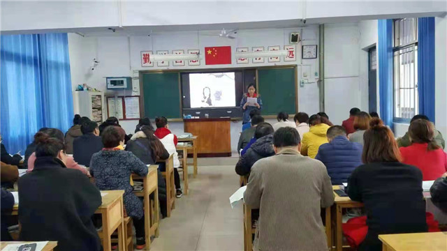 市八中八年级召开期中考试家长会