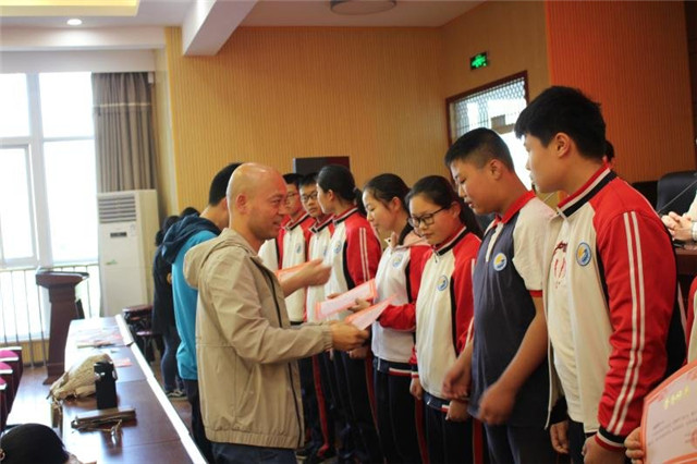 市八中八年级召开期中考试表彰大会