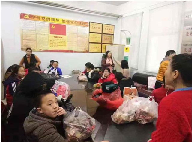 市八中组织学生志愿者走进市福利院开展爱心慰问活动