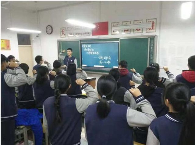 市八中开展增强团员先进意识主题团队会