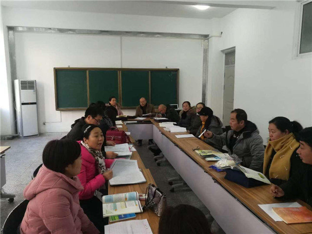 市八中开展“教科研活动月”读书交流活动