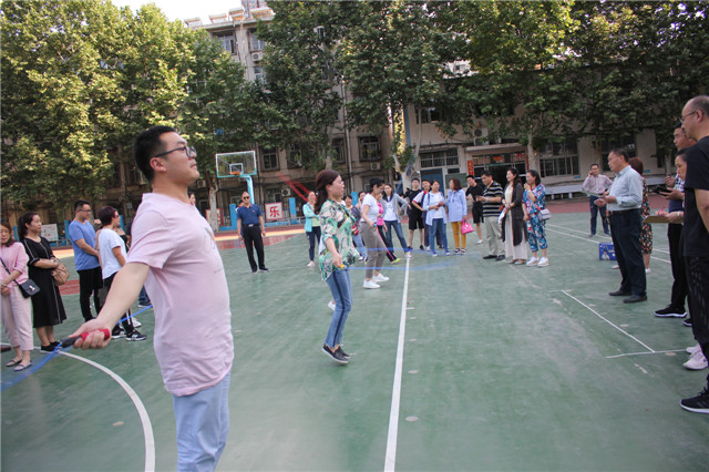 市八中举办教职工趣味运动会