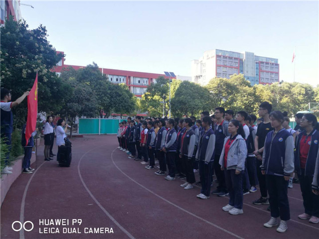 市八中举行纪念“五四”运动新团员入团仪式