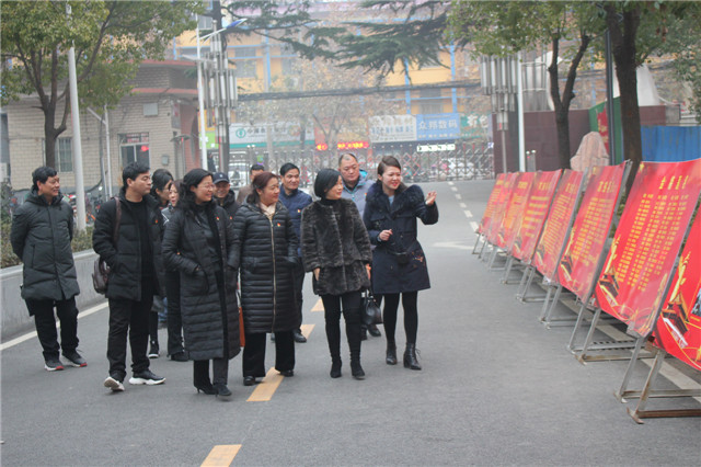 市八中迎接市委组织部党建规范化建设考评