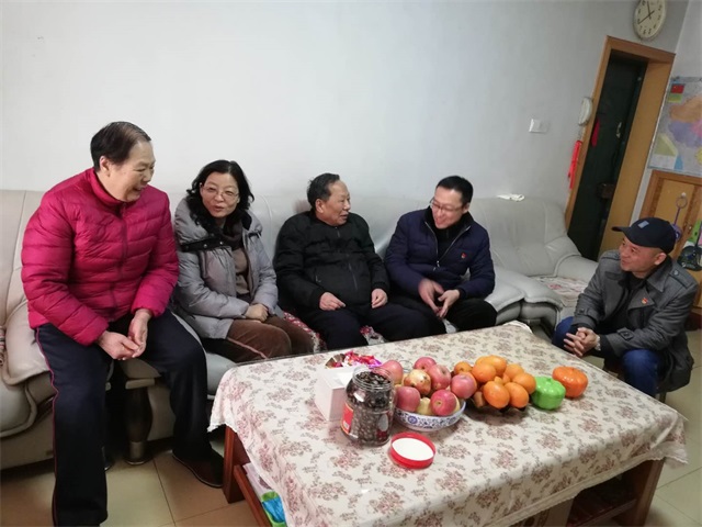 前行不忘耕耘者，款款真情暖人心 ——市八中领导班子慰问离退休教师
