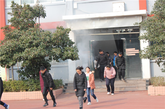 市八中开展消防应急逃生疏散演练