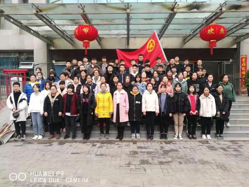 市八中志愿者协会开展“学习雷锋精神”义务打扫活动