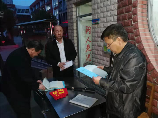 市教体局副调研员翟瑞安到市八中暗访督查安全稳定工作
