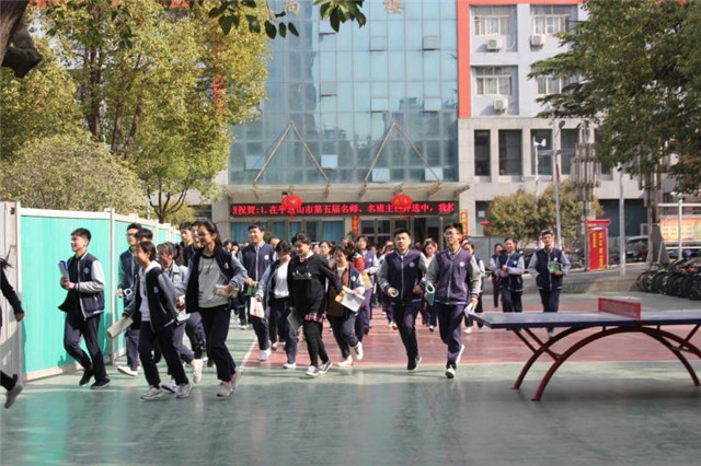 市八中全国中小学生安全教育日开展消防应急逃生疏散演练