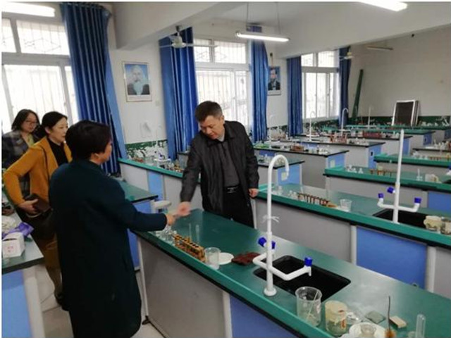 平顶山市教体局副调研员翟瑞安一行到市八中开展实验室及危险化学品管理专项检查