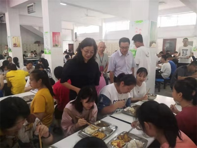 市八中高一新生开学第一天吃上免费营养午餐