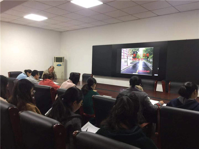 市八中八年级召开月考成绩分析会