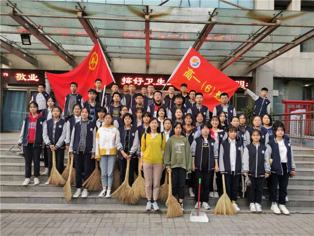 市八中组织团员到社区开展义务劳动