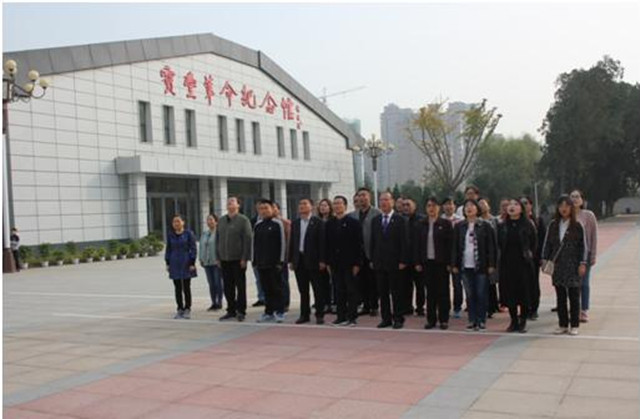 市八中组织全体党员赴宝丰县烈士陵园开展主题党日活动