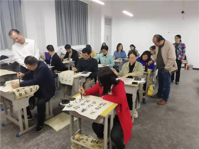 市八中教工书法班开班了