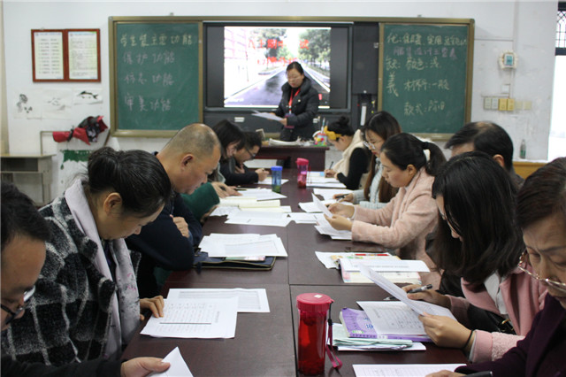 市八中八年级召开了期中成绩分析会