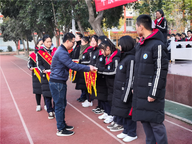 市八中公寓办11月份文明宿舍颁奖