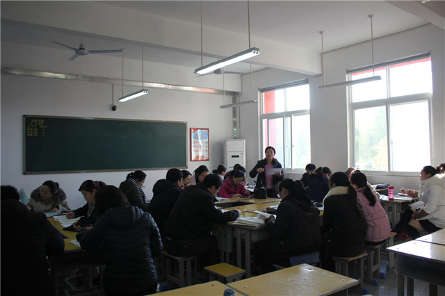 市八中召开教科研活动月读书交流活动