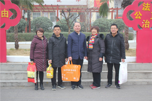 市八中看望学校支教教师